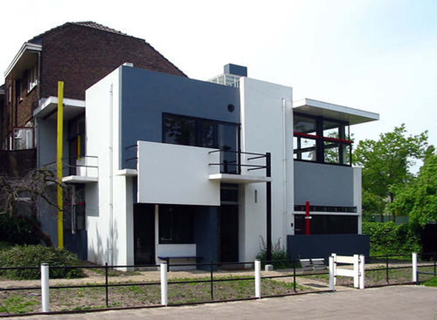 <p>1924 house designed for Truus Schröder in Utrecht.<br>House as instrument<br>Transforms based on needs: sliding doors, operable skylight, hidden staircase, removeable window panels</p>