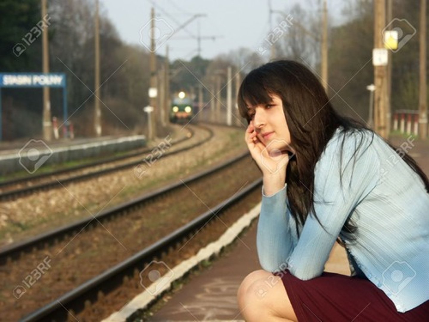 <p>esperar alguém</p>
