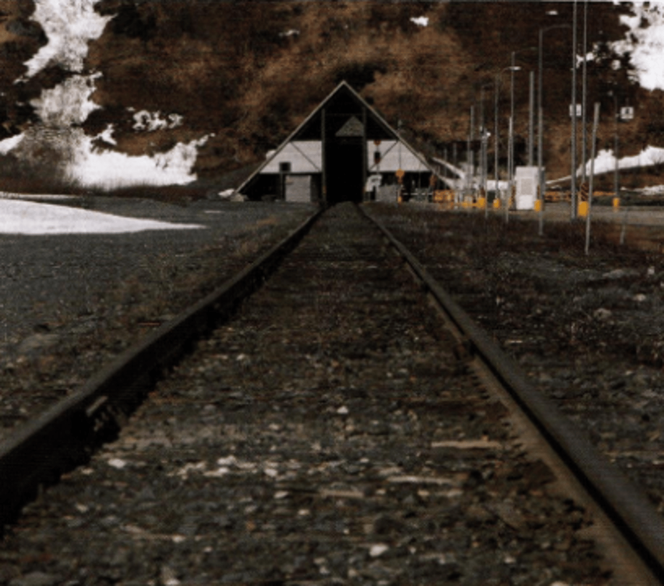 <p>pictorial depth cue where the retinal image size of a linear object creates a perception of depth. Ie) railroad track has a smaller retinal image size in the background than the foreground</p>