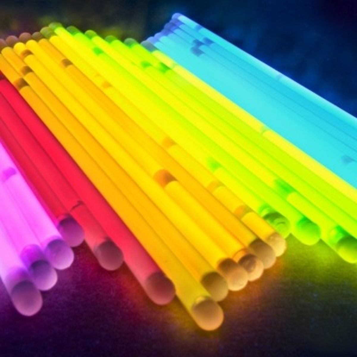 <p>Absorbs light energy during the day and "re-emits" the light energy when it is dark.</p><p>Fire exit signs, glow in the dark products such as adhesive stars, masks, night lights, watch hands.</p>