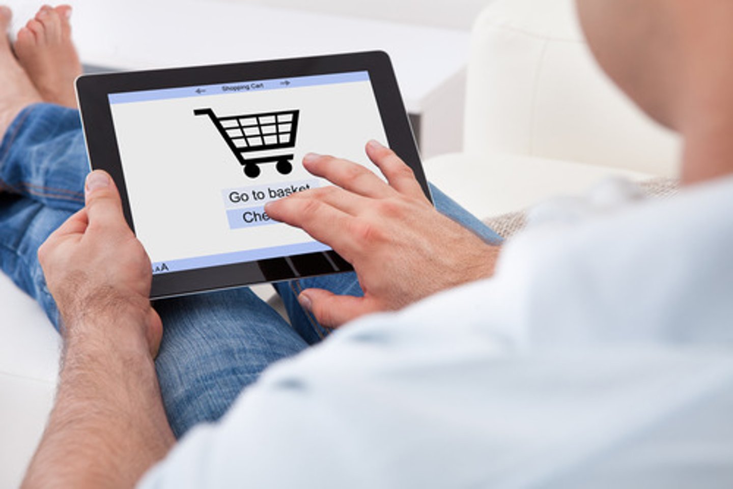 <p>las personas que compran y consumen productos</p>