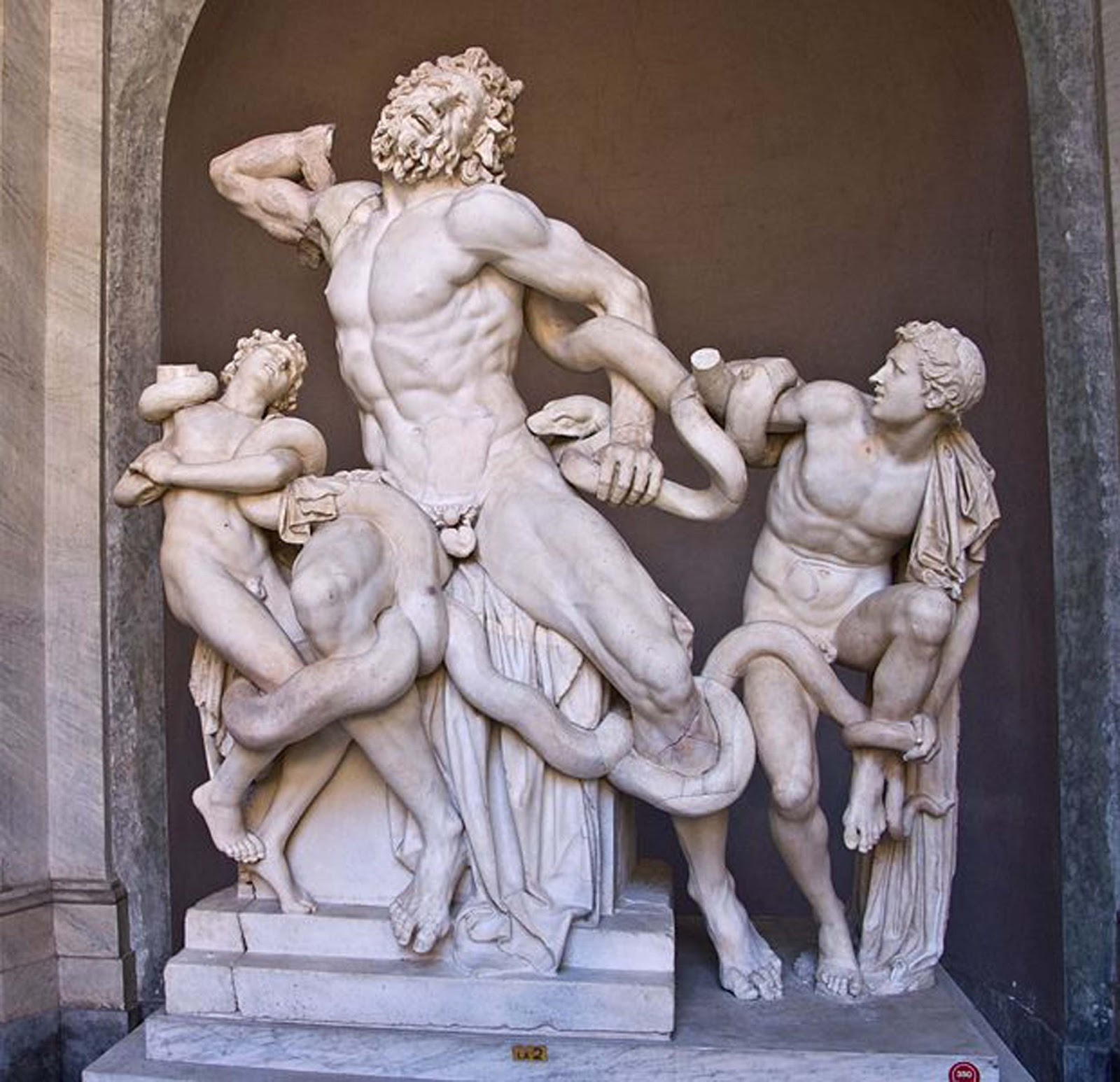 <p><span>Sculpture en relief, qui se détache du fond (et autour de laquelle on peut tourner).</span></p>