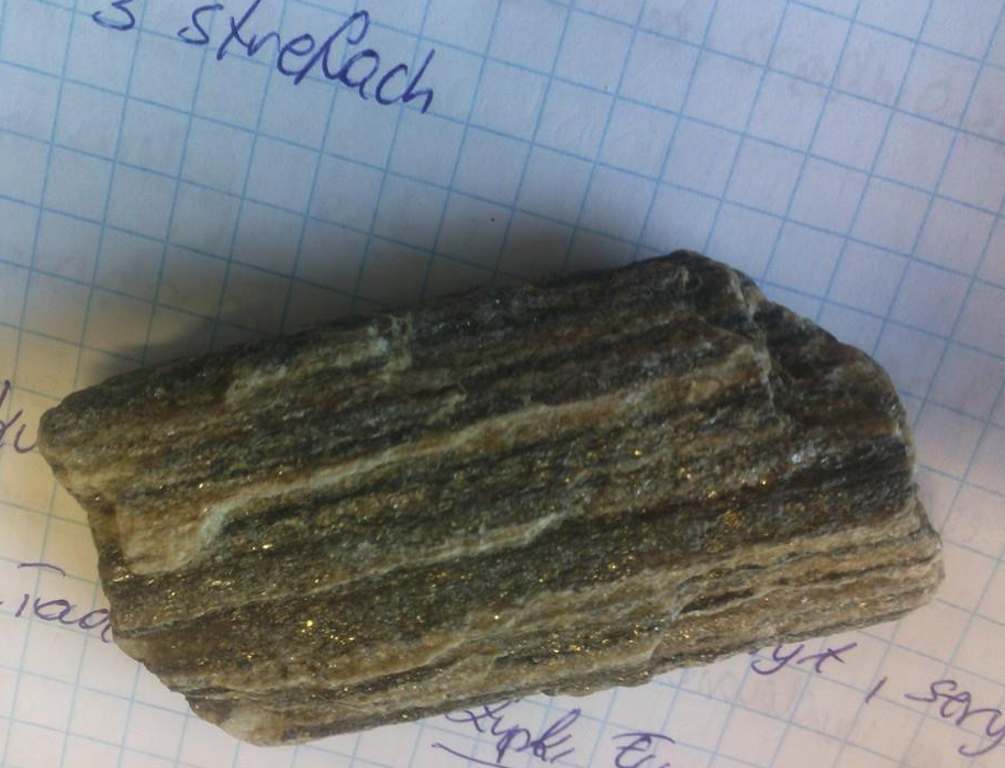 <p>gnejs</p><p>barwa: jasna, różowo-czarne</p><p>struktura: średnio lub gruboblastyczna</p><p>tekstura: gnejsowa</p><p>skład mineralny: kwarc, ortoklaz, plagioklaz</p><p>geneza: metamorficzna</p><p>występowanie: dolny śląsk</p><p>zastosowanie: kruszywo</p><p></p>