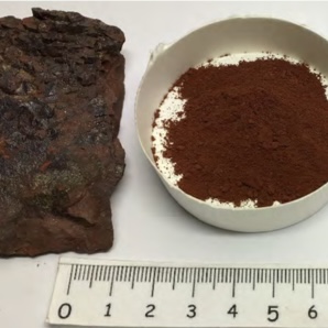 <p>Comment appelle-t-on le minéral (oxyde) métallique souvent gris ou noir brillant, qui réduite en poudre, prend une couleur rouge sang (d’où son surnom de « pierre de sang ») et qui est une source importante de fer ?</p>