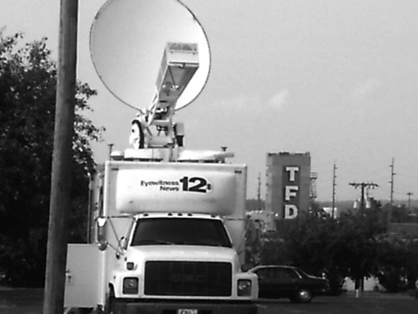 <p>diario hablado en la radio o televisión, el noticiario; el suceso</p><p>(news)</p>