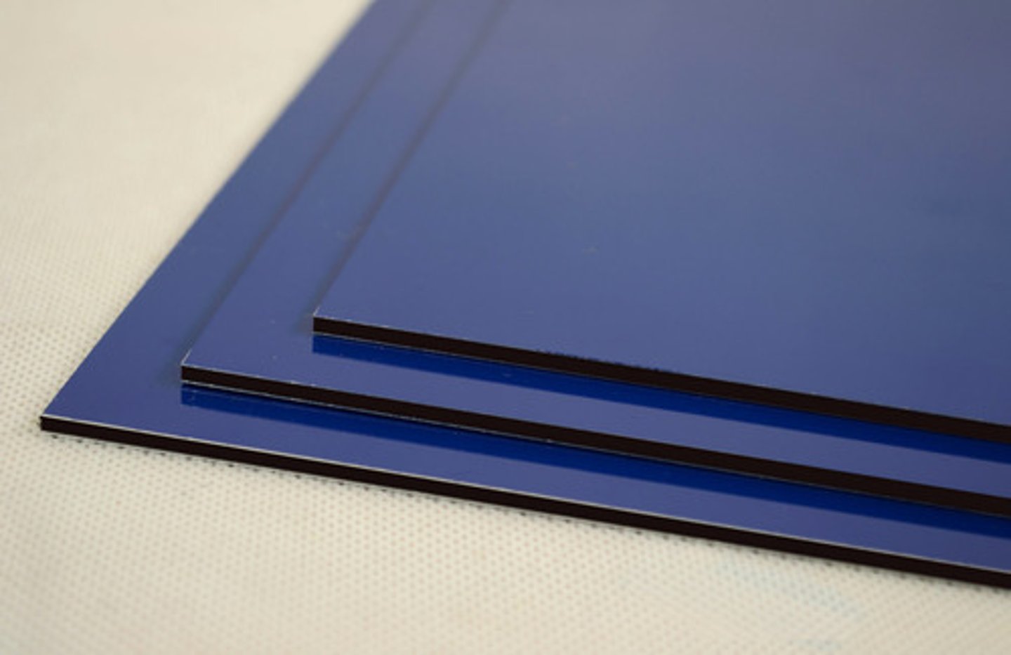 <p>Aluminium sheets with a polyethylene core; lightweight, rigid, tough, malleable, good thermal and sound insulation, and vibration damping. Used for soundproofing in cars and buildings, as well as signage.</p>