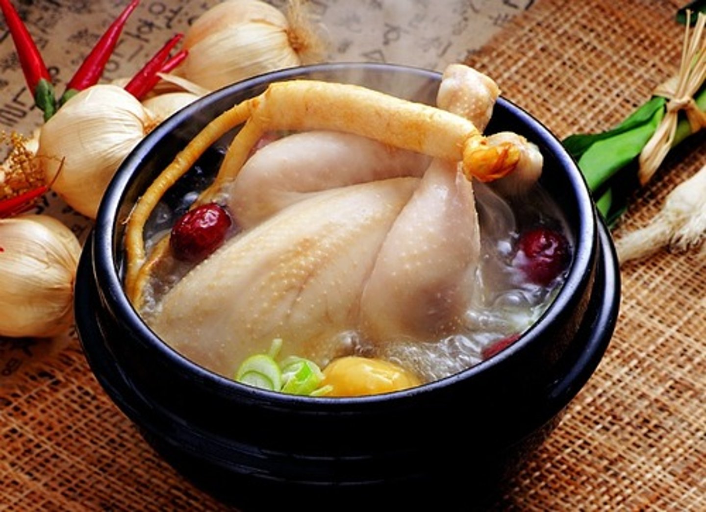 <p>sopa de pollo con ginseng</p>