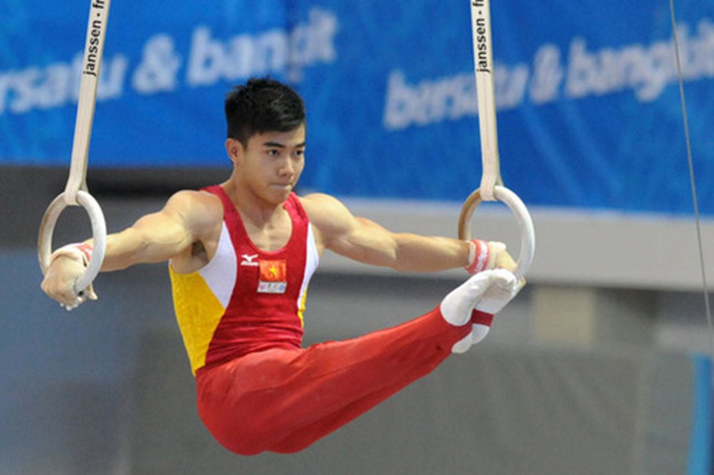 <p>someone who performs gymnastics: vận động viên thể dục dụng cụ</p>