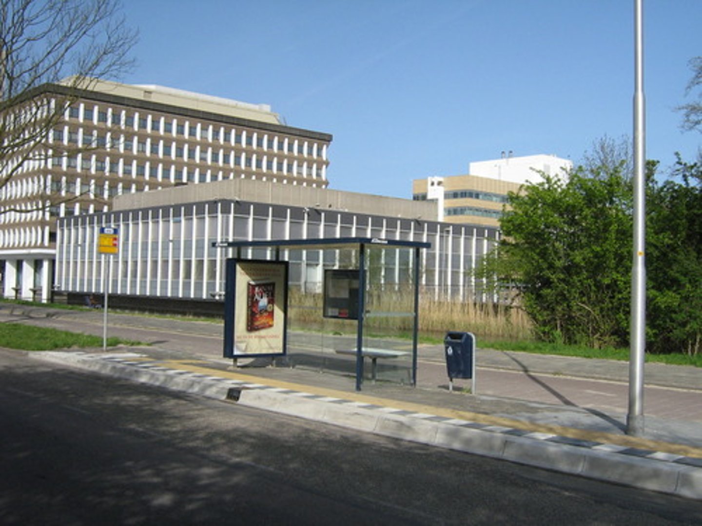 <p>(bus) stop</p>