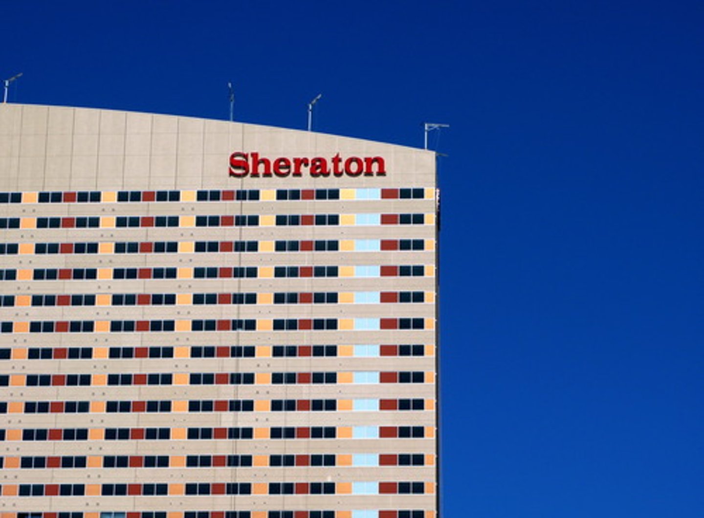 <p>das Hotel (In Madrid gibt es viele verschiedene Hotels.)</p>