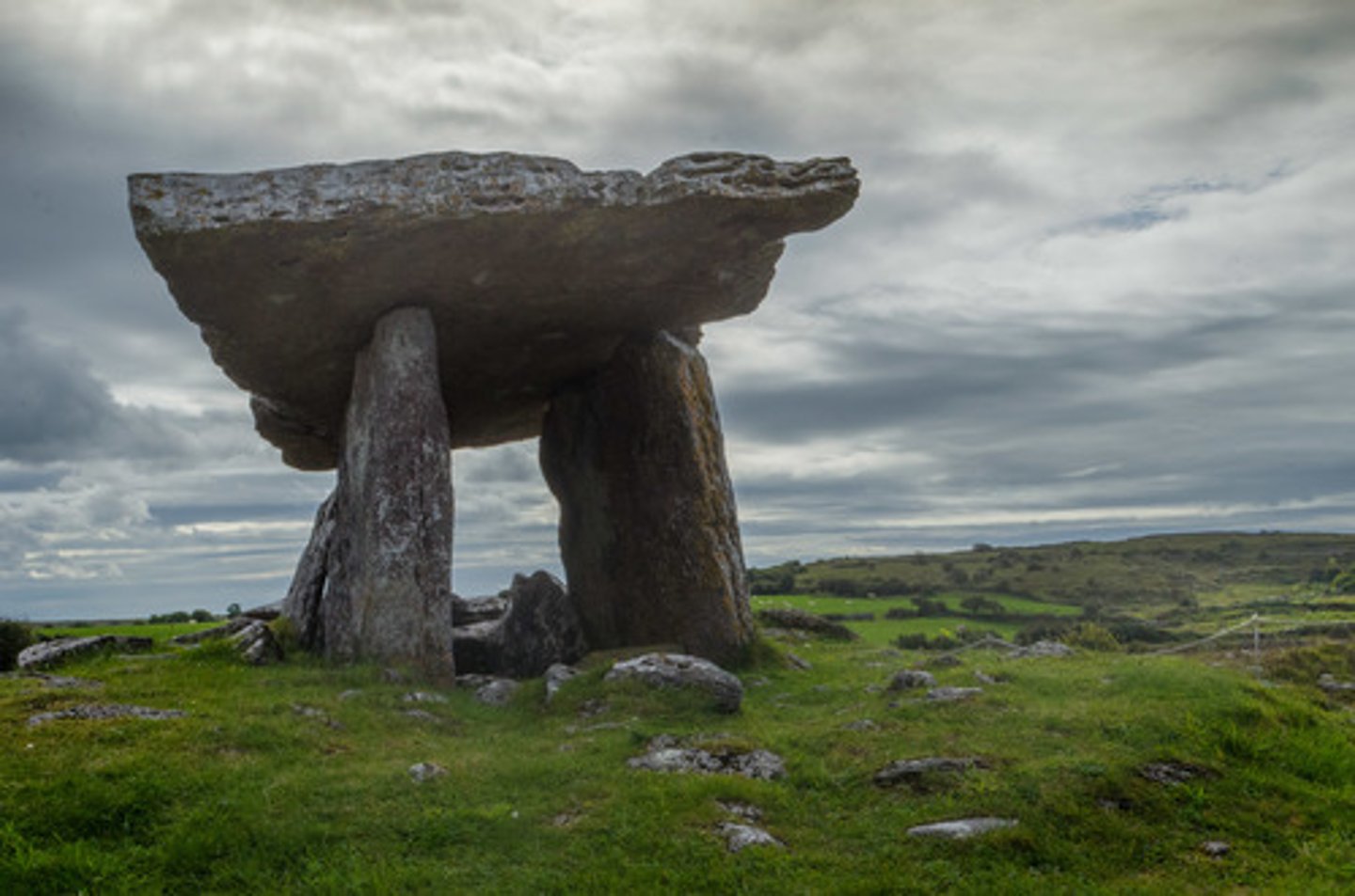 <p>Several stones supporting a stone slab</p>