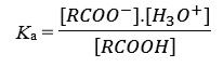 <p>=K<sub>a</sub>: Analoog aan gewone evenwichtsconstante, maar dan bij zuren waardoor water uit de vergelijking gelaten wordt.</p><ul><li><p>Evenwicht ligt naar links: K<sub>a</sub> << 1 (= grotere pK<sub>a</sub>-waarde) = zwakke zuur</p></li><li><p>Evenwicht naar rechts: lagere pK<sub>a</sub>-waarde = sterke zuur</p></li></ul><p>→ evenwichtsconstante van zuren pK<sub>a</sub> waarbij,</p><p>pK<sub>a</sub> = - log(K<sub>a</sub>)</p>