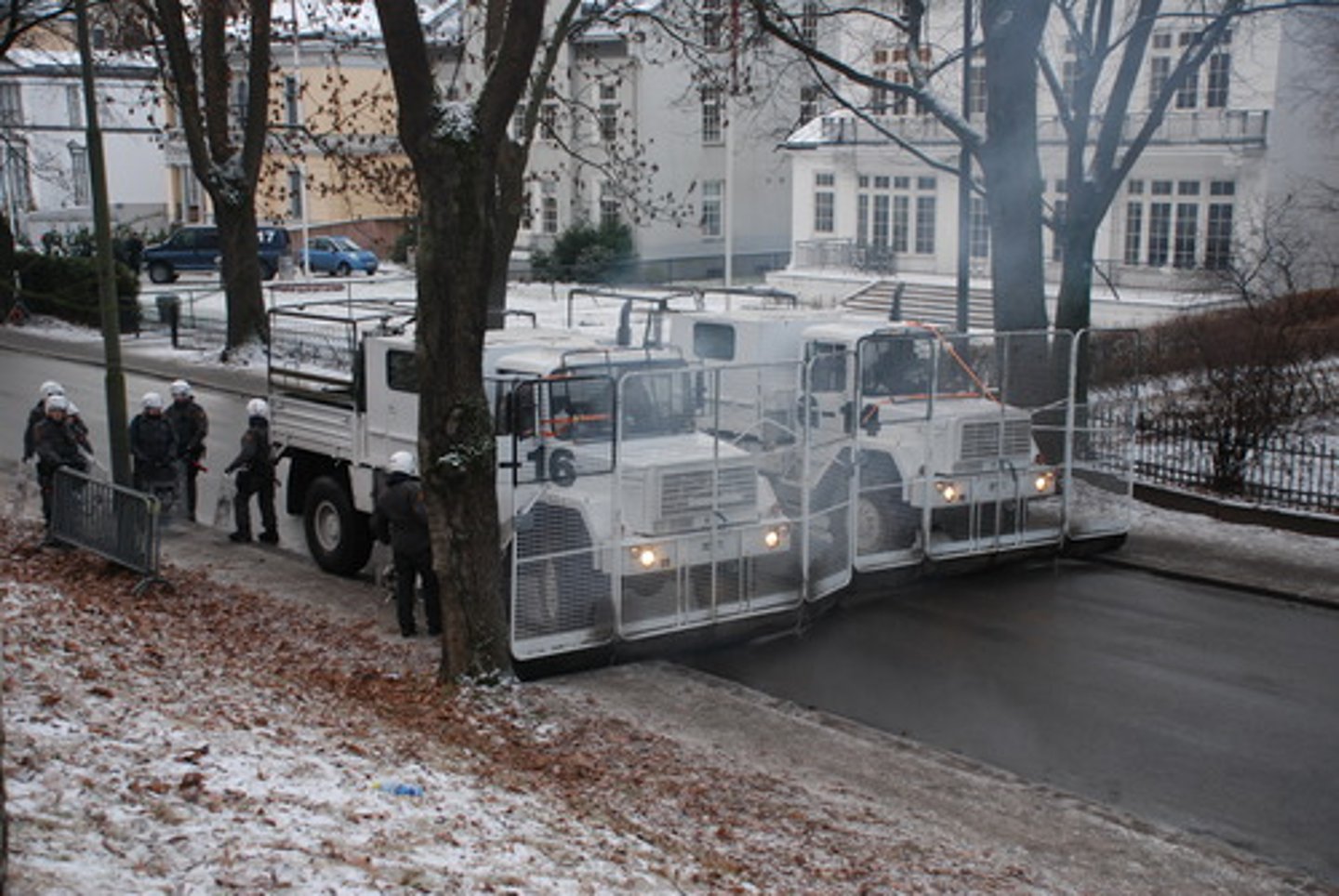 <p>military tactic in which a navy presents vessels from entering or leaving its enemy's ports.</p>