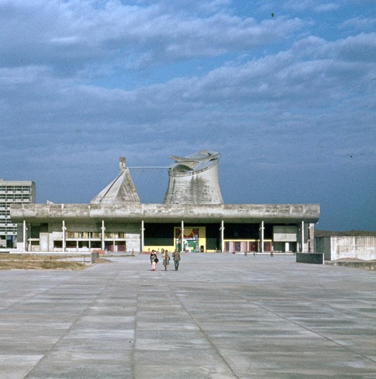 <p>Identify this, where is it located, who made it, and what is the purpose of the design?</p>