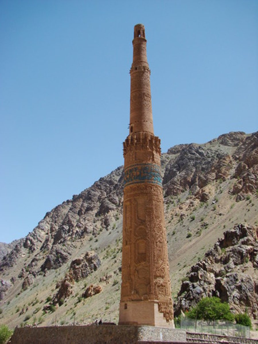 <p>A tall tower, typically part of a mosque, from which the call to prayer is announced.</p>