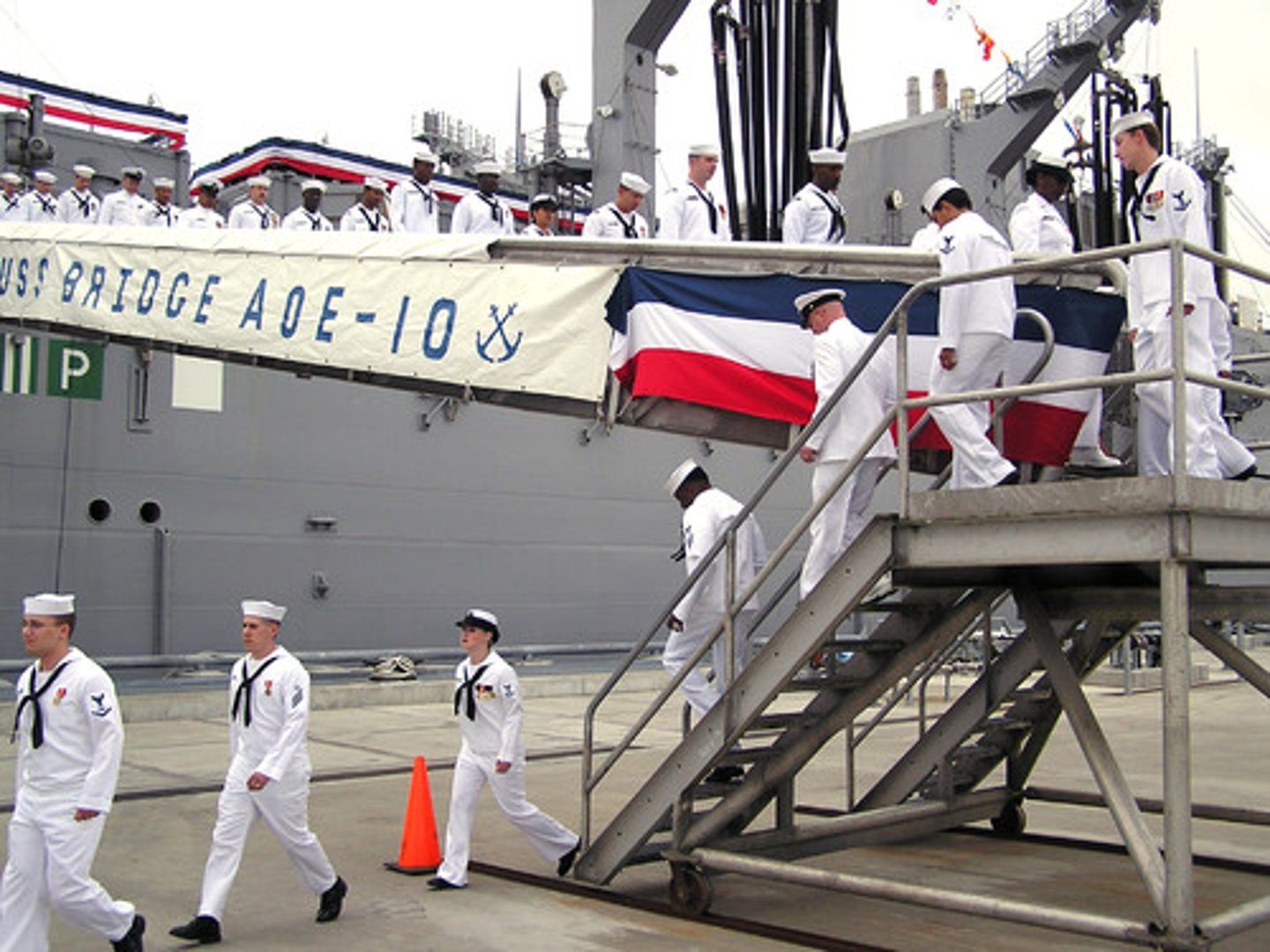 <p>To leave a vehicle, especially a ship or aircraft</p><p>(Rời tàu/xuống tàu)</p><p>= deplane</p><p>(xuống máy bay)</p><p>&gt;&lt; embark</p><p>(lên tàu)</p>