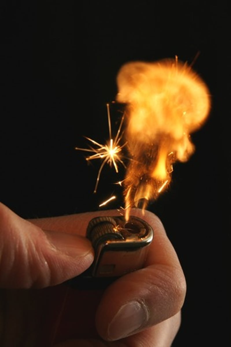 <p>/ɪɡˈnaɪt/ (v)</p><p>to start to burn; to make something start to burn</p><p>A spark from the engine ignited the leaking fuel.</p>