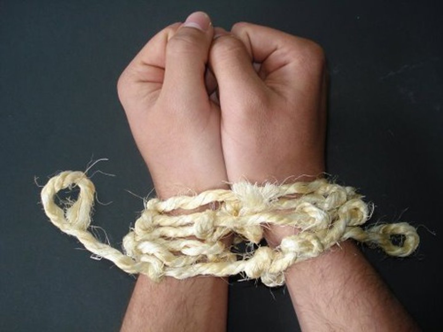 <p>Capturar, tomar a alguien como prisionero</p>