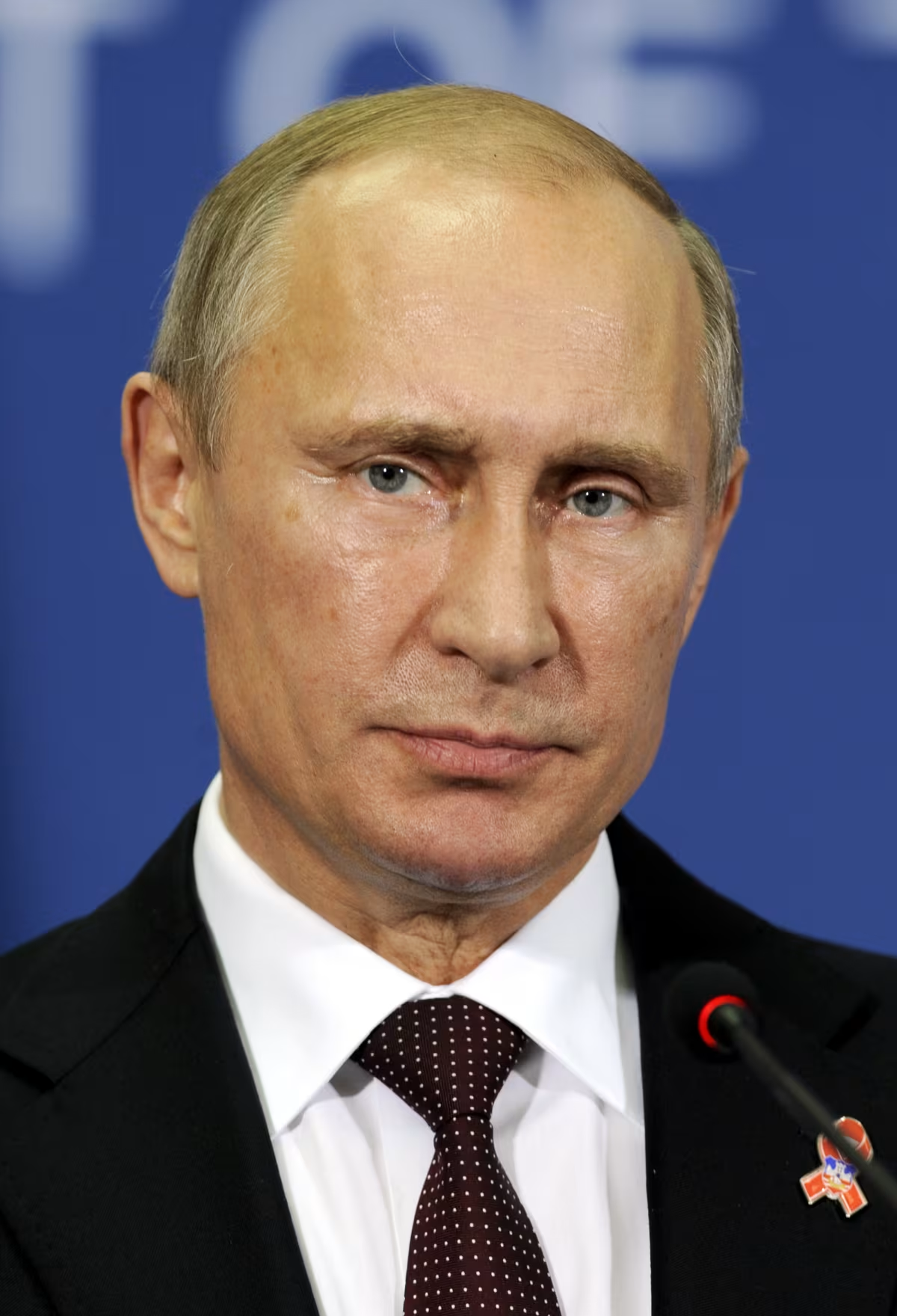 <p><span>Is de opvolger van Jeltsin als president van Rusland. Met een kleine onderbreking van vier jaar is hij sinds 2000 de machtigste man in Rusland. Onder zijn regering werd de vrijheid beperkt en trok hij veel macht naar zich toe.</span></p>