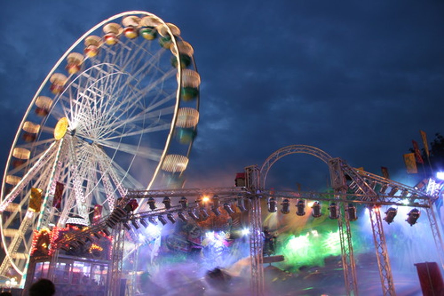 <p>carnival, fair</p>
