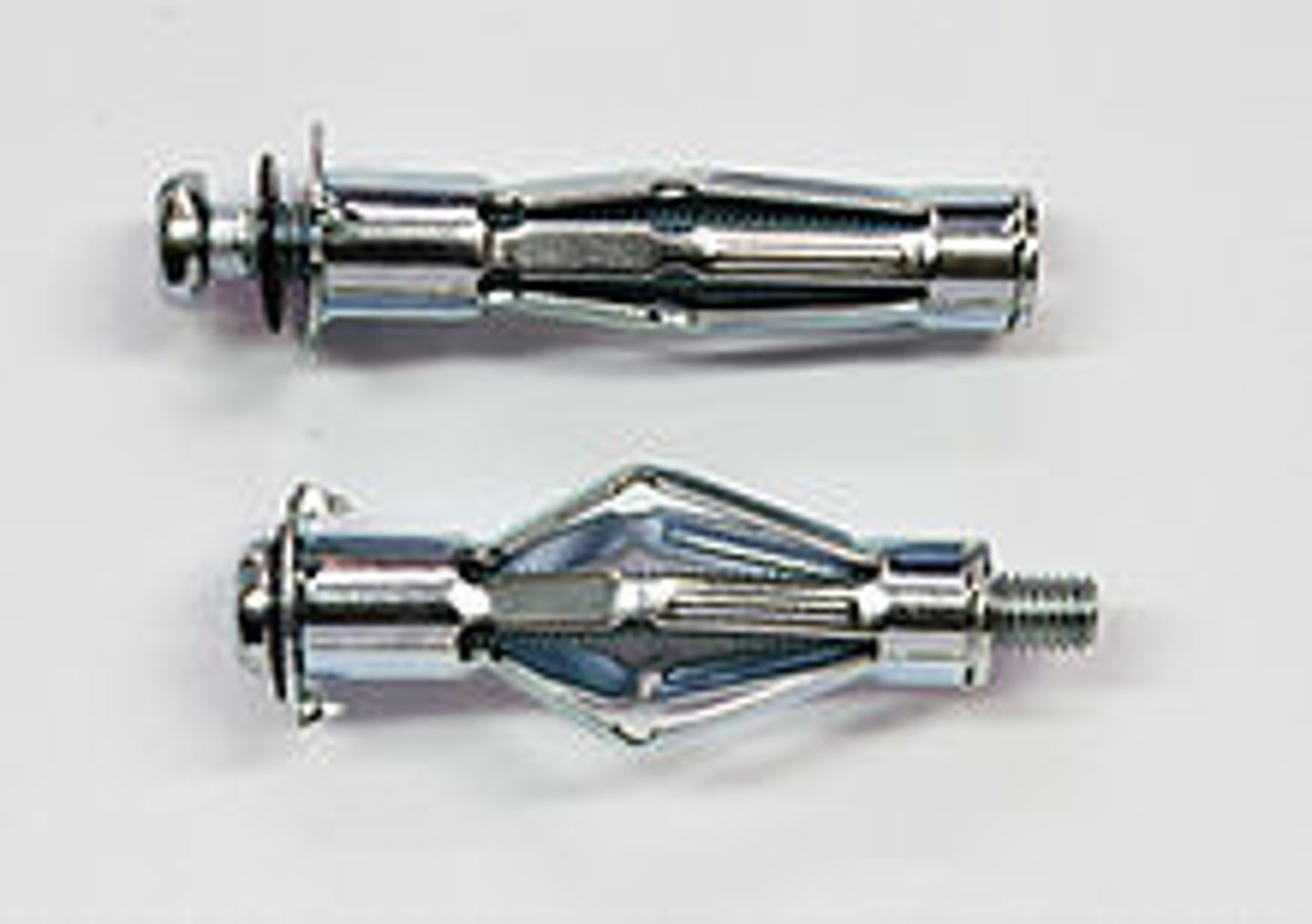 <p>Has a split casing; casing expands to "grip" the sides of a hole drilled in masonry or concrete</p>