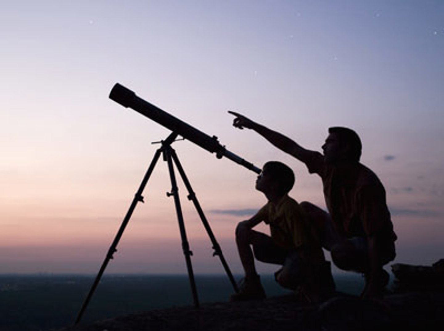 <p>An instrument that allows people to see distant objects.</p>