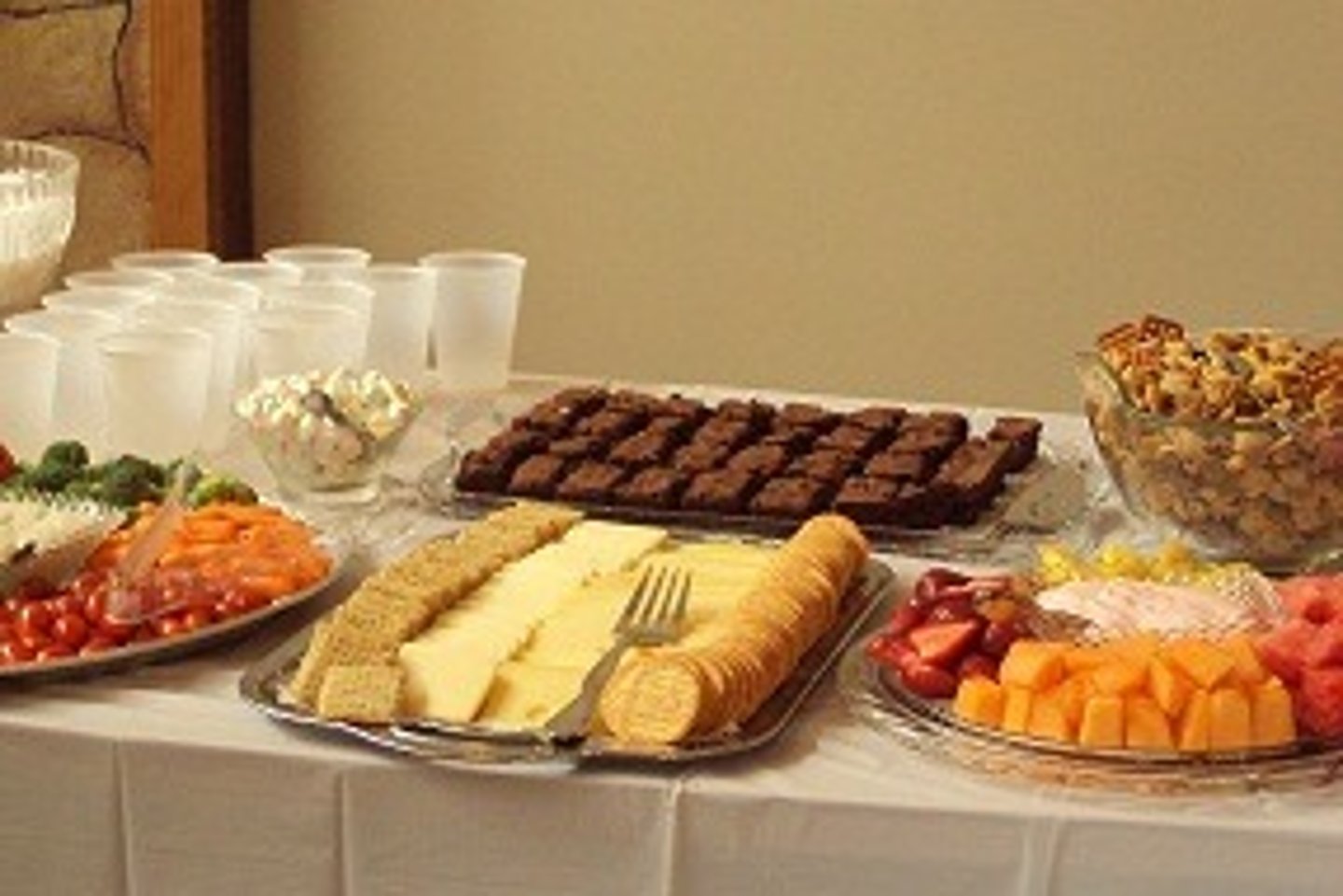 <p>/rɪˈfreʃ.mənt/ (n) Đồ ăn nhẹ, nước giải khát snack, beverage</p><p>have some refreshment, buy refreshments</p><p>Light refreshments will be served.</p>