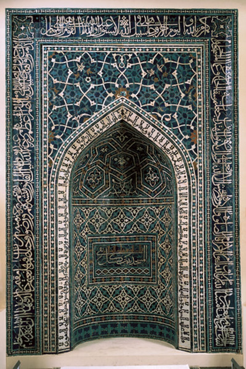 <p>a niche in the wall of a mosque, at the point nearest to Mecca, toward which the congregation faces to pray.</p>
