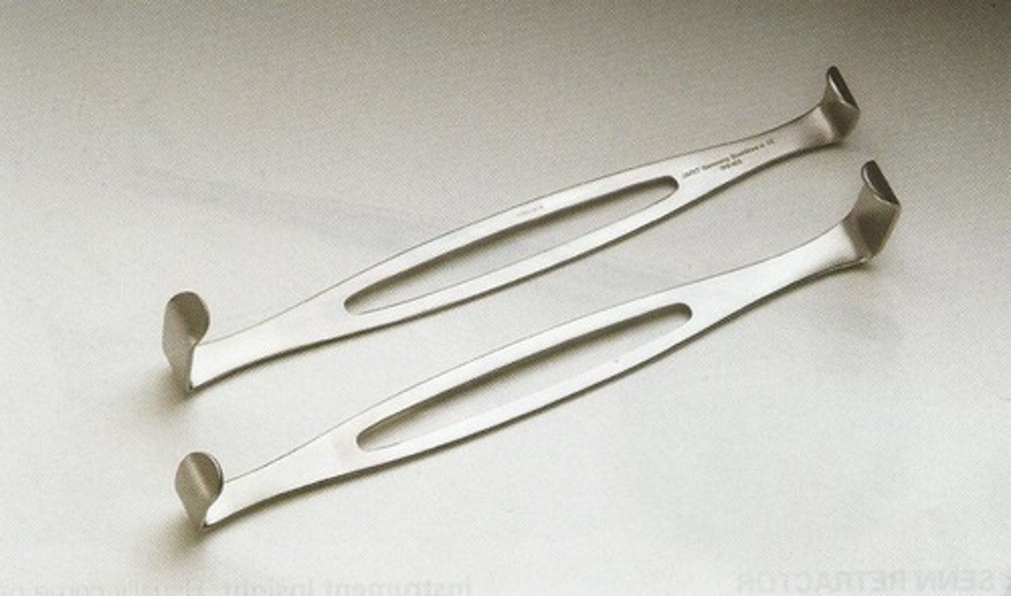 <p>Double-ended retractor with different lengths of blades on either end, with no teeth. Causes minimal tissue trauma other than pressure damage if used roughly</p>
