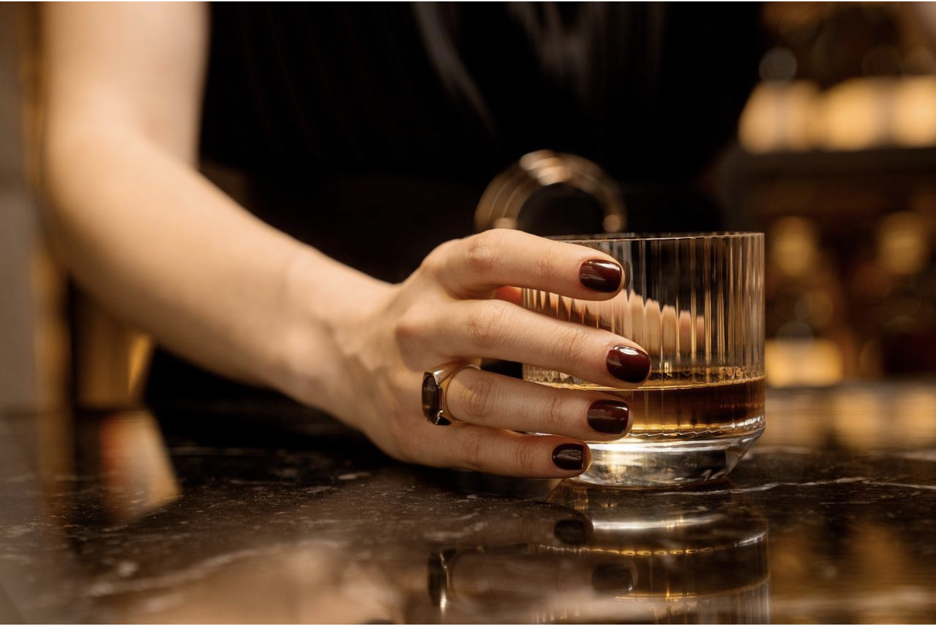 <p>Prendre un verre sur une table et l’apporter à la bouche</p><ol><li><p>Quel est ce mouvement?</p></li><li><p>Quelles articulations sont impliquées?</p></li><li><p>Quel mouvement se produit au coude? (Ostéocinématique)</p></li><li><p>Quelles sont les structures articulaires étirées ou comprimées?</p></li></ol><p></p>