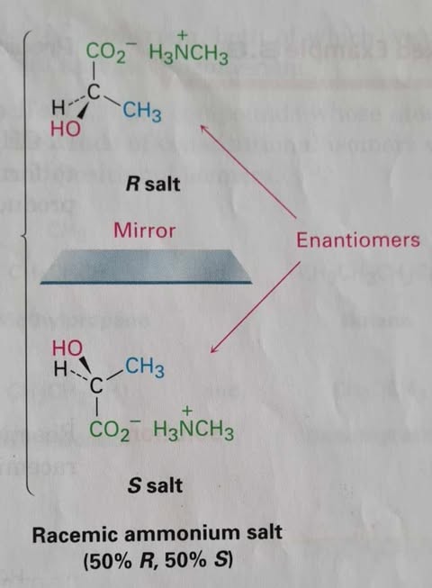 <p>En blanding af lige mængder af to enantiomere, der resulterer i at opløsningen er optisk inaktiv.</p>