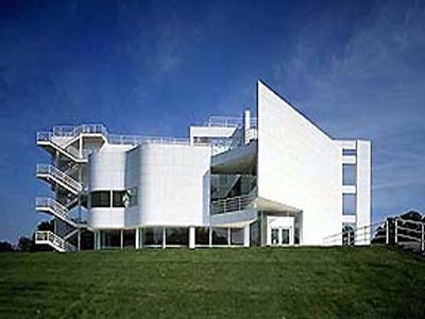<p>Designed by Richard Meier</p>