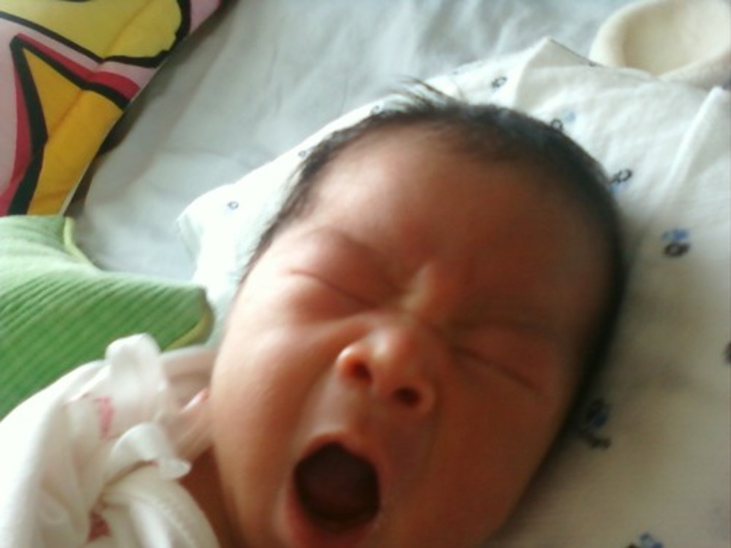 <p>bayi, anak</p>