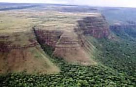 Tierra más alta que y tan plano como llanura