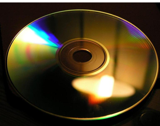 <p>A sheet of transparent material with closely spaced parallel lines on it. The spaces act as many tiny slit openings and light diffracts as it goes through them.</p><p>Ex) CD</p>