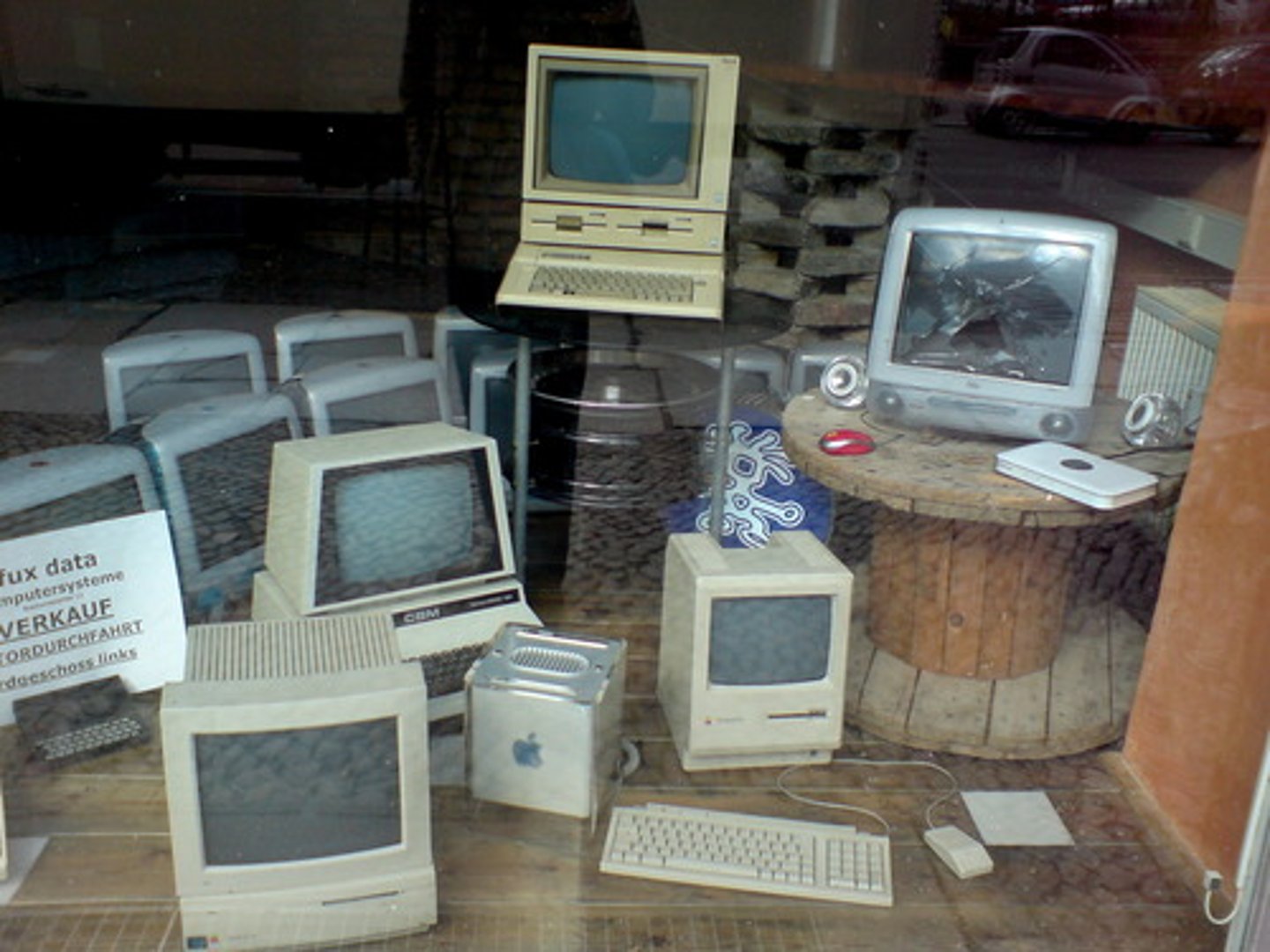 <p>(adj.) out-of-date, no longer in use</p>