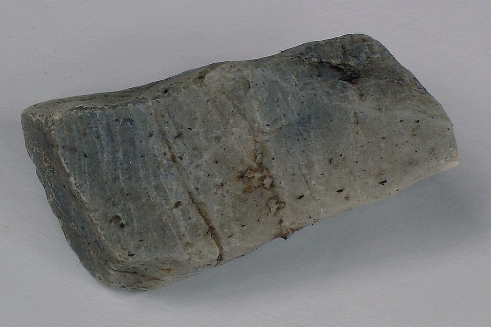 <p><span><span>KNa</span></span><sub>3</sub><span><span>[AlSiO</span></span><sub>4</sub><span><span>]</span></span><sub>4</sub></p><p>Felspatoidi</p>