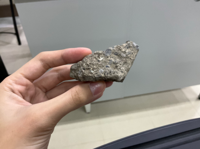 <p>what is the name of this rock?<br>what kind of rock is this?</p><p>what is its texture?</p>
