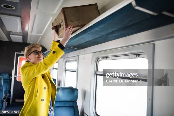 <p>rack​ (shelf) (n): ធ្នើ</p>