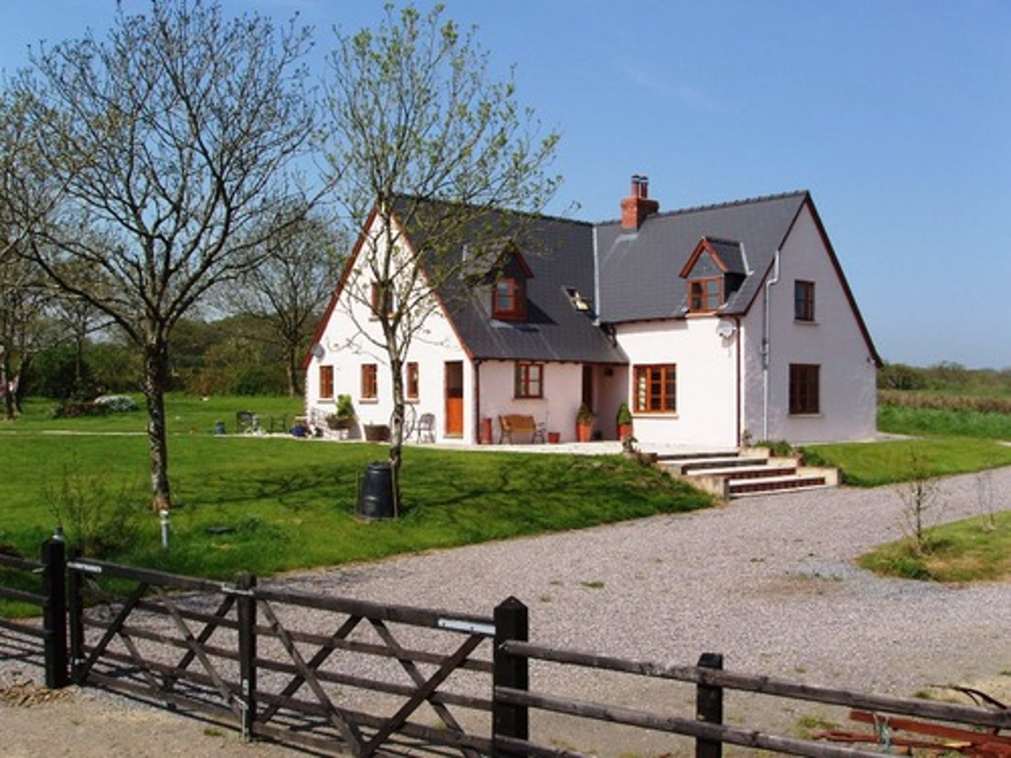 <p>The house is in the countryside</p>