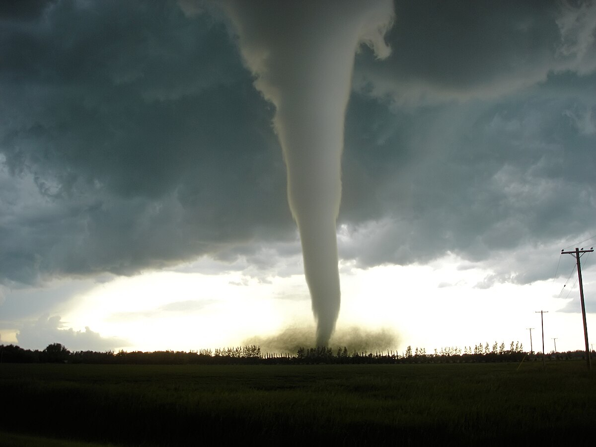 <p>tornado (n) /tɔːrˈneɪ.doʊ/</p>