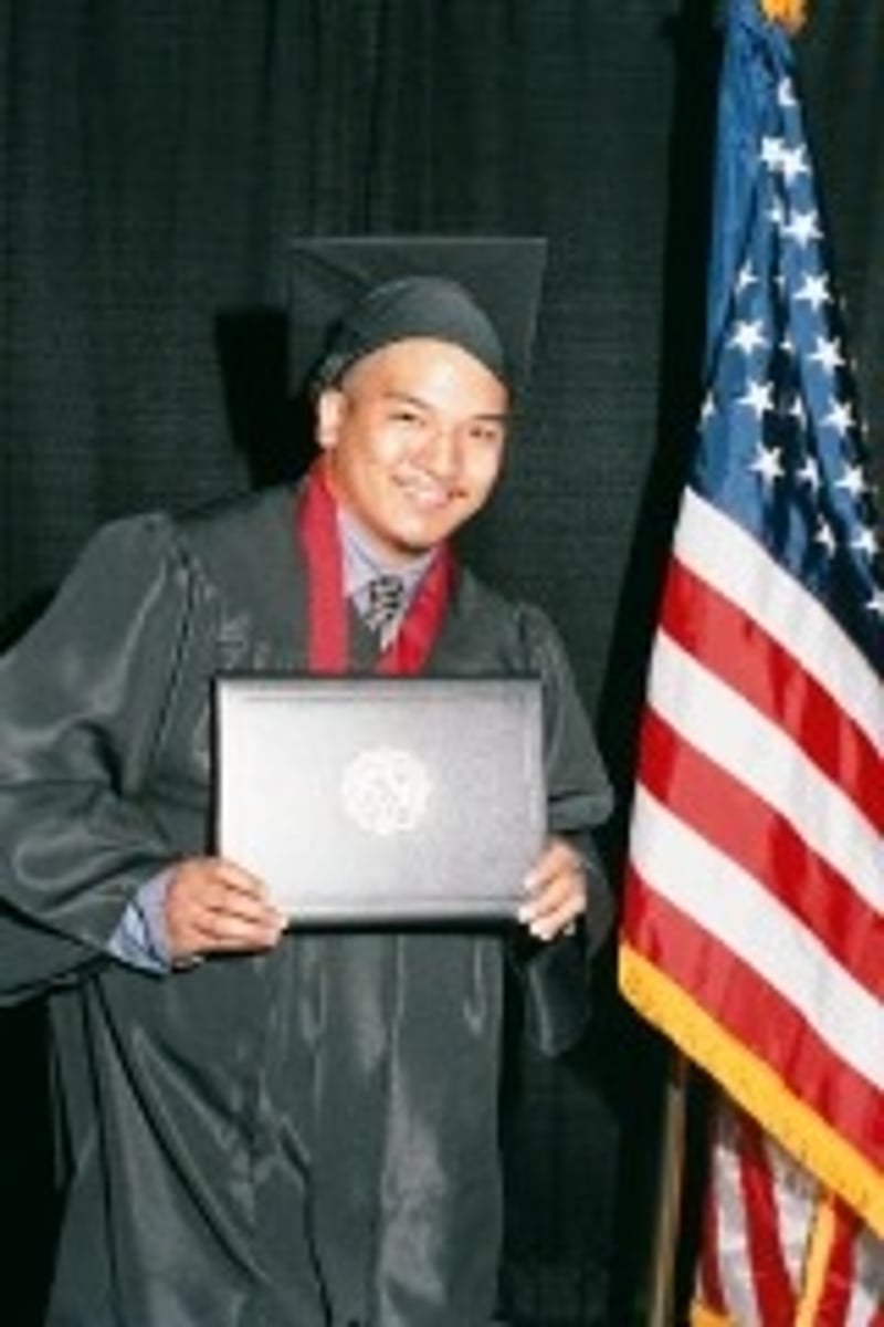 <p>người có bằng cử nhân</p>