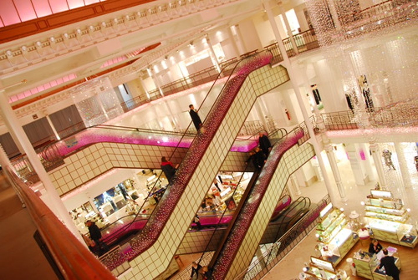 <p>універмаг</p>