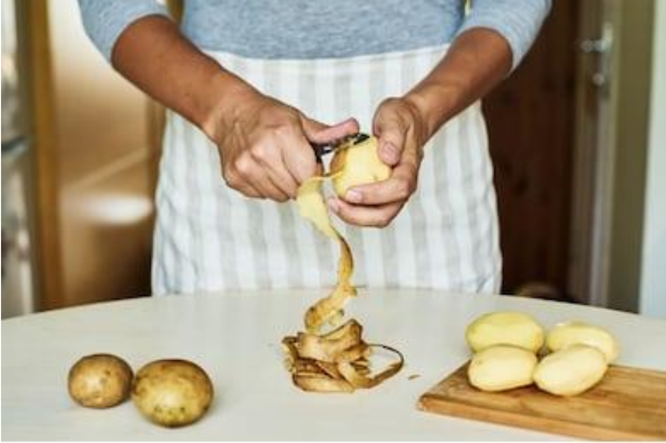 <ol><li><p>Quels mvts à la TMC et CMC sont nécessaires pour tenir cette patate dans la main gauche de cette personne?</p></li><li><p>Si ce geste fonctionnel est limité à l’articulation TMC , quelles structures anatomiques pourraient être en cause en considérant la déficience associée ?</p></li></ol><p></p>