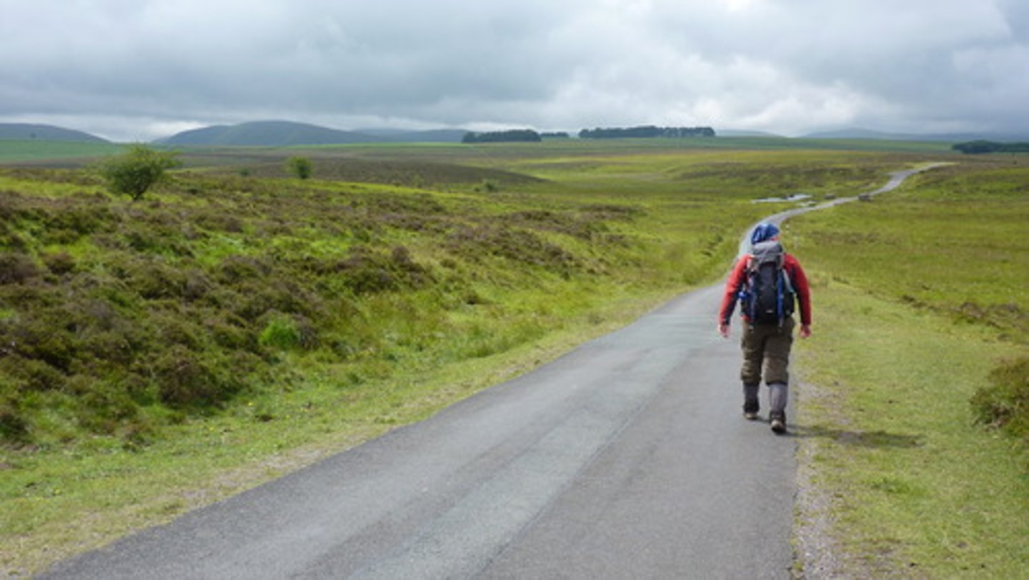 <p>to go on foot</p>