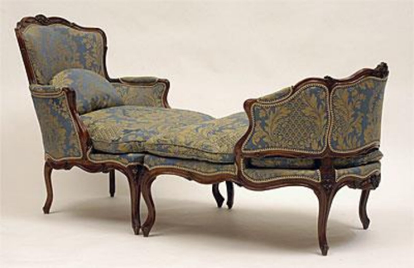 <p>- broken chaise longue</p><p>- made of 2 or more pieces</p>