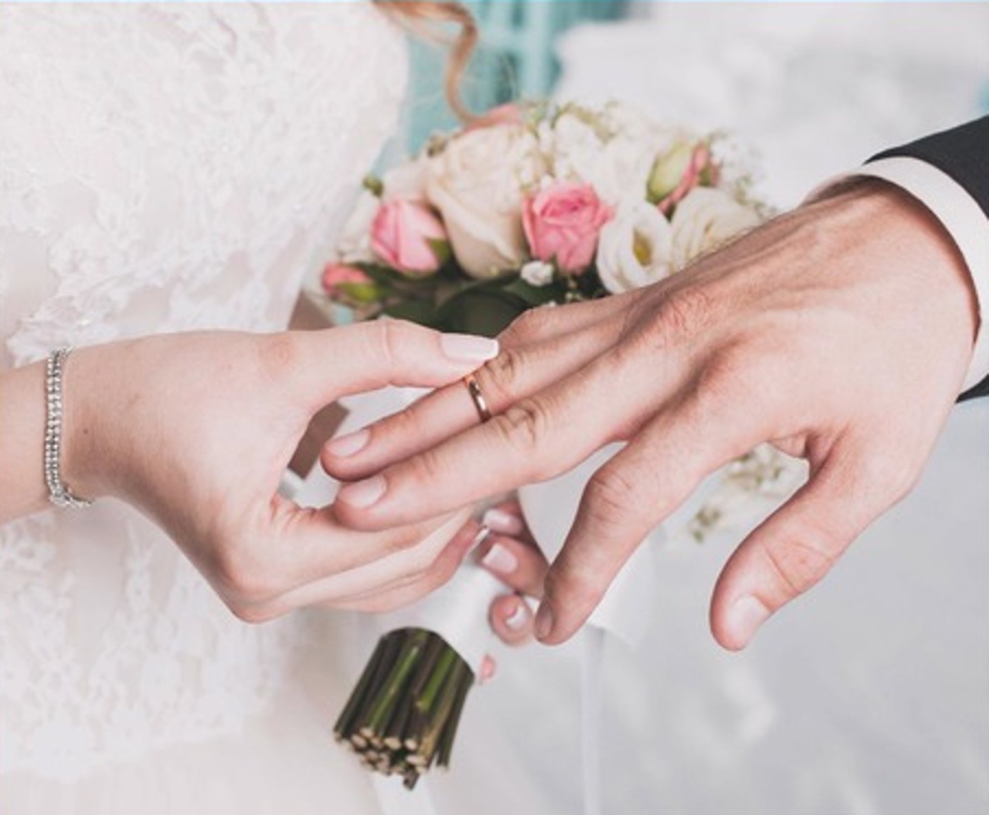 <p>обмінюватися обручками</p>