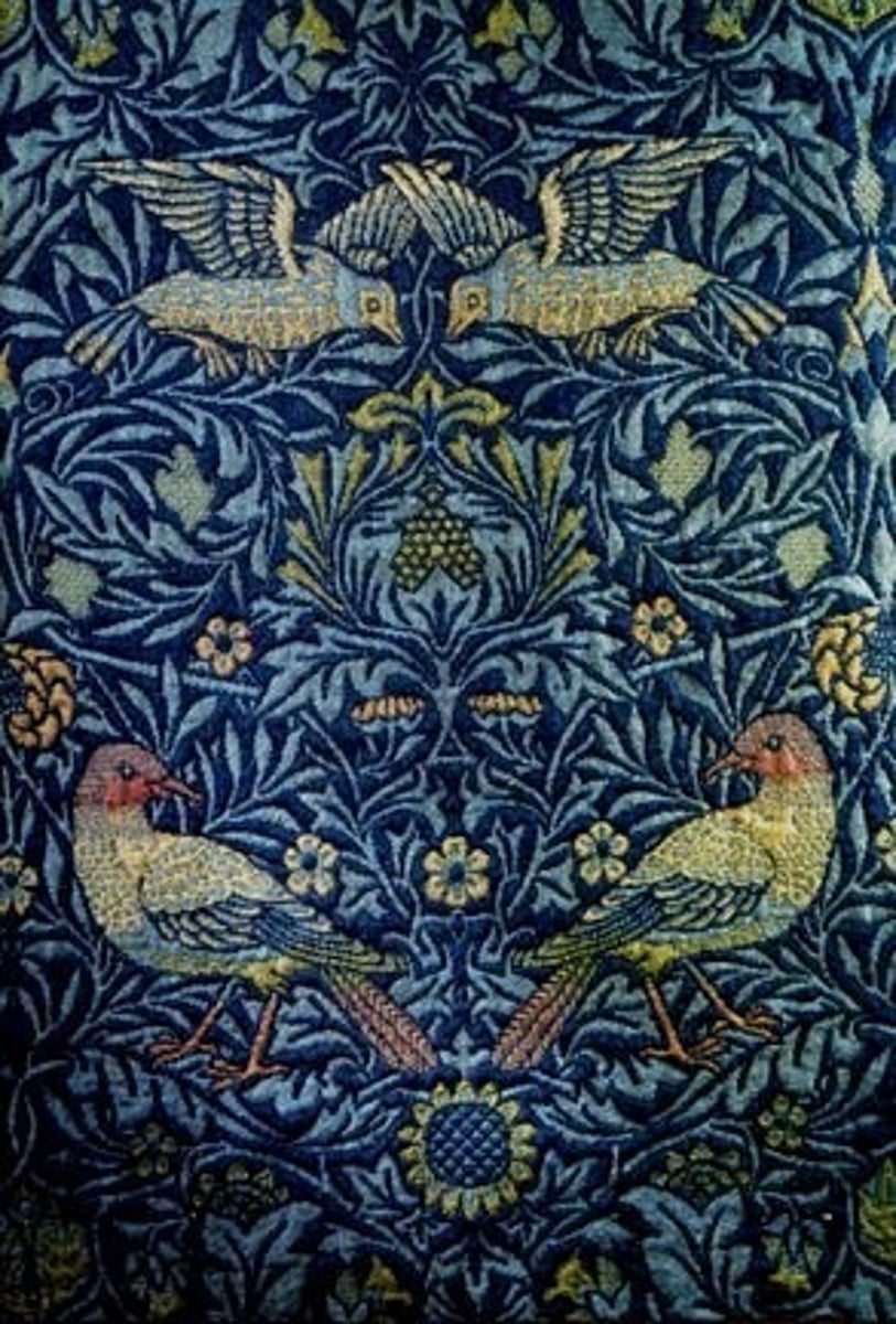 <p>a creative professional who works with fabric, fibers, and various textile techniques to produce artistic or functional designs. (Nghệ sĩ dệt may hoặc nghệ sĩ vải sợi)</p>