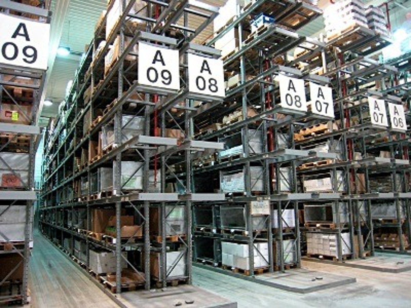 <p>/ˈwer.haʊs/ kho hàng</p>