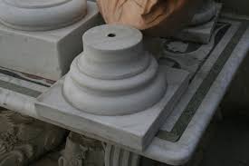 <p>In architettura indica una piattaforma che sostiene un edificio, in parte come elemento di fondazione e in parte come elemento architettonico visibile, su cui poggia l'elevato.</p>